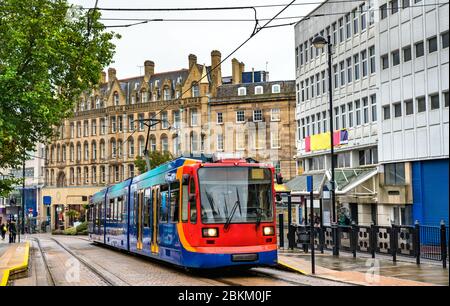 Straßenbahn in der City am Cathedral Bahnhof in Sheffield, England Stockfoto