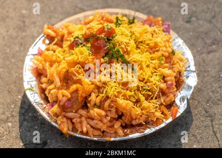 Bhel Puri oder BhelPuri Chaat in Papierschale, selektiver Fokus Stockfoto