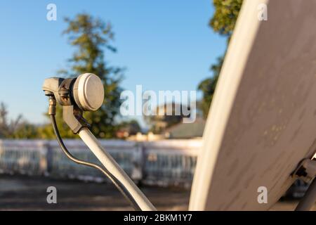 LNB, Satellitenschüssel über dem blauen Himmel im Hintergrund, selektiver Fokus. Stockfoto