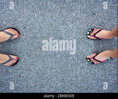 Soziale Distanzierung Konzept - warmes Wetter Flip Flops, zwei Personen 6 Fuß auseinander, Regulierung gesetzt, um die Ausbreitung des Coronavirus zu verhindern Stockfoto