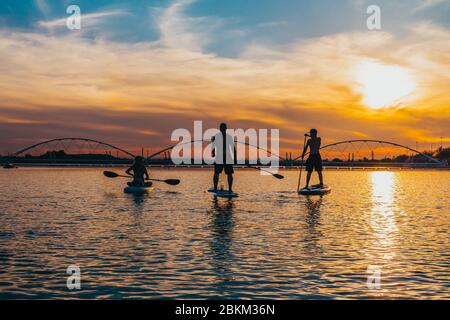 Paddelboarden bei Sonnenuntergang bei Tempe Town Lake SUP Adventures Stockfoto