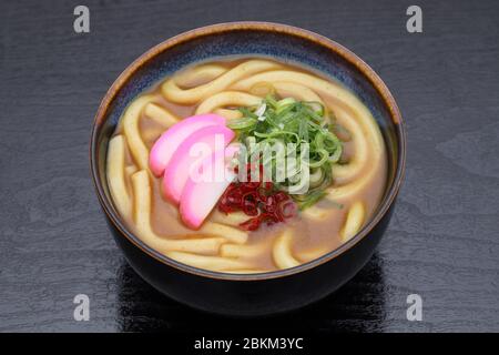 Japanische Curry udon Nudeln in einer Keramikschale auf Holztablett Stockfoto