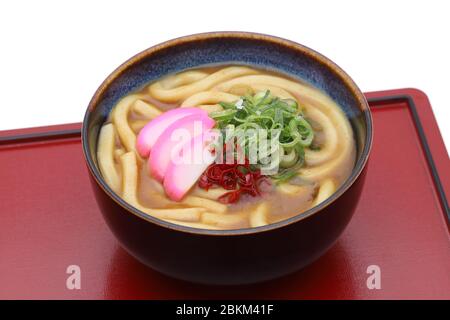 Japanische Curry udon Nudeln in einer Keramikschale auf Holztablett Stockfoto