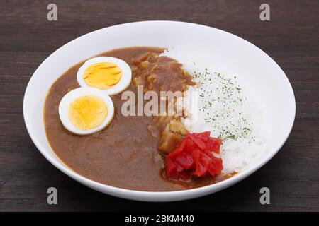 Nahaufnahme von japanischem Curryreis mit gekochtem Ei und Gurken Stockfoto