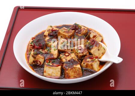 Chinesische Küche mapo doufu in einem Gericht auf Holztablett Stockfoto