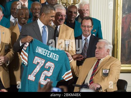 Washington, Usa. Mai 2020. In diesem 20. August 2013 Datei Foto, Präsident Barack Obama (L) erhält ein Trikot der Gedenkfeier von Hall of Fame Trainer Don Shula (R) als Obama ehrt Super Bowl VII Champion Miami Dolphins und ihre perfekte Saison, während einer Zeremonie im East Room im Weißen Haus in Washington, DC. Shula, der einen NFL-Rekord 347 Spiele gewonnen hat, starb in Miami Lakes, Florida am 4. Mai 2020. Foto von Kevin Dietsch/UPI Quelle: UPI/Alamy Live News Stockfoto