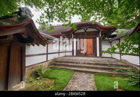 Der Blick auf die traditionellen japanischen Gebäude und das Tor zum Territorium des Ryoan-ji Tempels. Kyoto. Japan Stockfoto