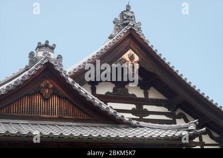 Die geschwungenen Dächer von Kuri, die Tempelküche, dekoriert mit Morikuni (Onigawara und Kiri (Familienwappen)) und Gegyo (Gieblenanhänger). Kinkaku-ji-Tempel Stockfoto