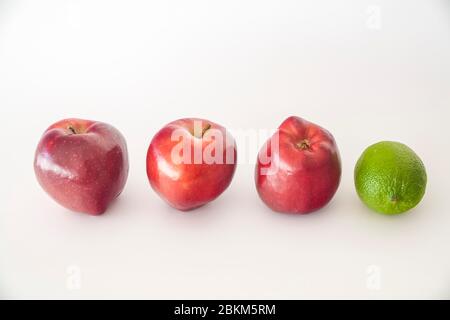 Rote Äpfel und grüne Limette Stockfoto