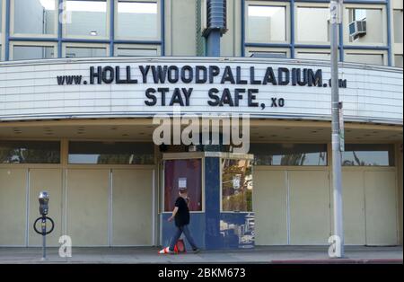 Los Angeles, Kalifornien, USA 4. Mai 2020 EIN allgemeiner Blick auf die Atmosphäre von Hollywood Palladium Bleiben Sie sicher Marquee und Person, die Gesichtsmaske während Coronavirus Covid-19 Pandemie am 4. Mai 2020 in Los Angeles, Kalifornien, USA trägt. Foto von Barry King/Alamy Stock Photo Stockfoto