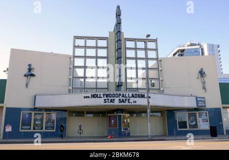 Los Angeles, Kalifornien, USA 4. Mai 2020 EIN allgemeiner Blick auf die Atmosphäre von Hollywood Palladium Bleiben Sie sicher Marquee und Person, die Gesichtsmaske während Coronavirus Covid-19 Pandemie am 4. Mai 2020 in Los Angeles, Kalifornien, USA trägt. Foto von Barry King/Alamy Stock Photo Stockfoto