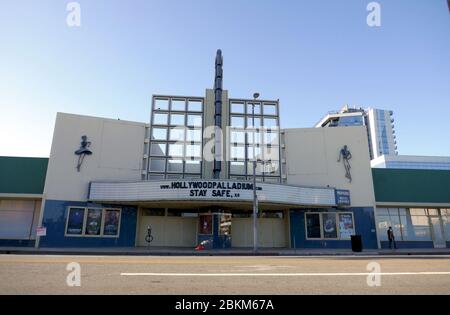 Los Angeles, Kalifornien, USA 4. Mai 2020 EIN allgemeiner Blick auf die Atmosphäre von Hollywood Palladium Bleiben Sie sicher Marquee und Person, die Gesichtsmaske während Coronavirus Covid-19 Pandemie am 4. Mai 2020 in Los Angeles, Kalifornien, USA trägt. Foto von Barry King/Alamy Stock Photo Stockfoto