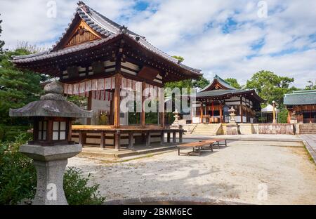 Der Blick auf das innere Territorium des Shikichi-jinja Shrine (Wara-tenjin) mit dem Kagura-den-Gebäude für den heiligen Kagura-Tanz und Haiden. Kyoto. Jap Stockfoto