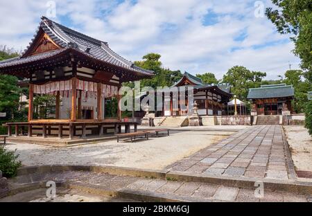 Der Blick auf das innere Territorium des Shikichi-jinja Shrine (Wara-tenjin) mit dem Kagura-den-Gebäude für den heiligen Kagura-Tanz und Haiden. Kyoto. Jap Stockfoto