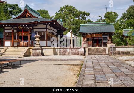 Der Blick auf den Shikichi-jinja Schrein (Wara-tenjin) Haiden mit dem kleinen Masha Hachiman Schrein neben ihm. Kyoto. Japan Stockfoto