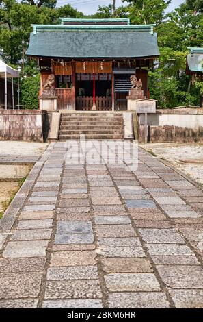 Der Blick auf den kleinen Masha Hachiman Schrein mit den Löwenhundewachen davor auf dem Gebiet des Shikichi-jinja Schreines (Wara-tenjin). Kyoto. J Stockfoto