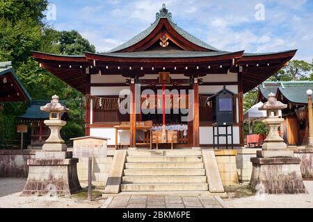 Der Blick auf den Haiden des Shikichi-jinja Schrein (Wara-tenjin) mit den zwei Steinlaternen davor. Kyoto. Japan Stockfoto