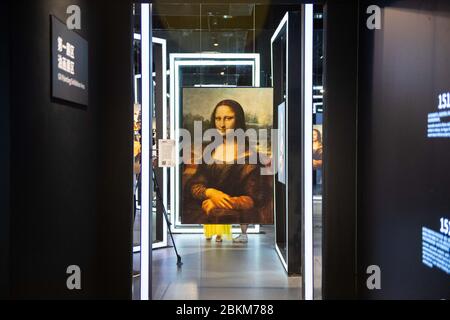 Changsha. Mai 2020. Das Foto vom 4. Mai 2020 zeigt eine Replik des berühmten Gemäldes "Mona Lisa", das Leonardo Da Vinci während einer Kunstausstellung mit dem Titel "Tribute to Da Vinci" im Changsha IFS in Changsha, der zentralen chinesischen Provinz Hunan, geschaffen hat. Kredit: Chen Sihan/Xinhua/Alamy Live News Stockfoto