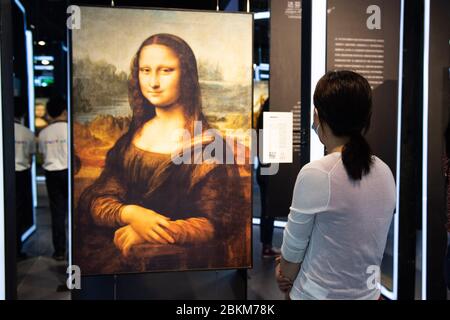 Changsha, Chinas Provinz Hunan. Mai 2020. Ein Besucher sieht eine Replik des berühmten Gemäldes "Mona Lisa", das Leonardo Da Vinci während einer Kunstausstellung mit dem Titel "Tribute to Da Vinci" im Changsha IFS in Changsha, der zentralchinesischen Provinz Hunan, am 4. Mai 2020, geschaffen hat. Kredit: Chen Sihan/Xinhua/Alamy Live News Stockfoto