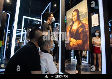 Changsha, Chinas Provinz Hunan. Mai 2020. Besucher sehen eine Replik des berühmten Gemäldes "Mona Lisa", das Leonardo Da Vinci während einer Kunstausstellung mit dem Titel "Tribute to Da Vinci" im Changsha IFS in Changsha, der zentralchinesischen Provinz Hunan, am 4. Mai 2020, geschaffen hat. Kredit: Chen Sihan/Xinhua/Alamy Live News Stockfoto