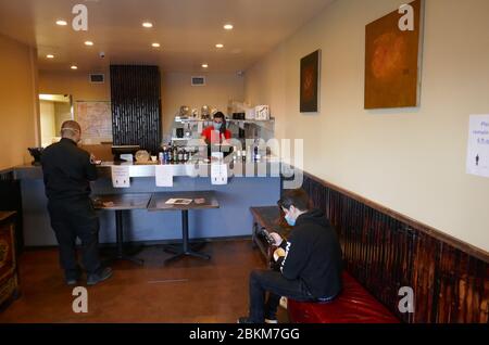 Los Angeles, Kalifornien, USA 4. Mai 2020 EIN allgemeiner Blick auf die Atmosphäre des Chin Chin Restaurants geöffnet für die Bestellung während Coronavirus Covid-19 Pandemie am 4. Mai 2020 in Los Angeles, Kalifornien, USA. Foto von Barry King/Alamy Stock Photo Stockfoto