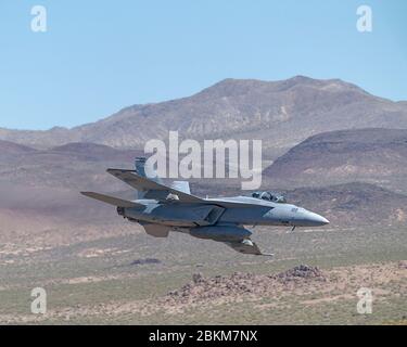 Düsenjäger fliegen tief durch das California Death Valley Stockfoto