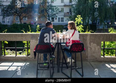 Ljubljana, Slowenien. Mai 2020. Die Menschen genießen Getränke und Eis