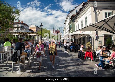 Ljubljana, Slowenien. Mai 2020. Die Menschen genießen Getränke und Eis