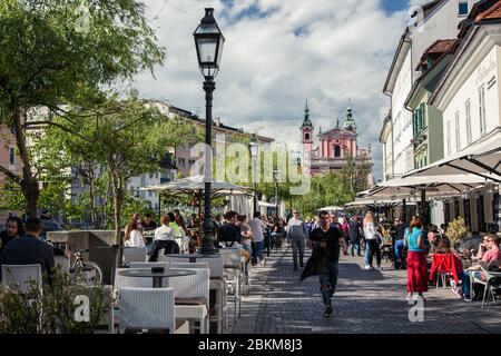 Ljubljana, Slowenien. Mai 2020. Die Menschen genießen Getränke und Eis