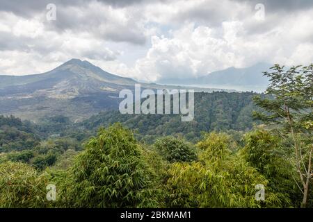 Blick auf den Vulkan Batur (Gunung Batur) und den Batur See (Danau Batur). Kintamani, Bangli, Bali, Indonesien. Stockfoto