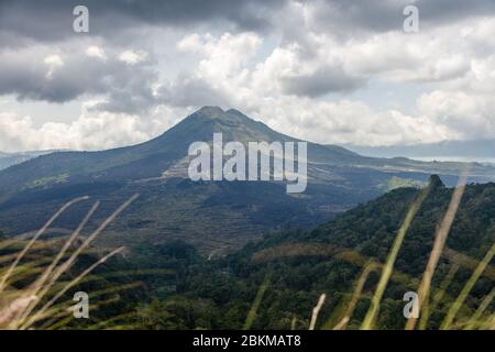Blick auf den Vulkan Batur (Gunung Batur) und den Batur See (Danau Batur). Kintamani, Bangli, Bali, Indonesien. Stockfoto