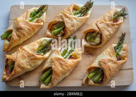 Spargel in Blätterteig mit Schinken und Käse gebacken Stockfoto