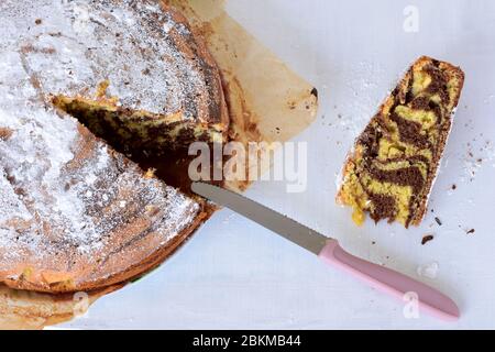 Köstliche hausgemachte frisch gebackene Marmor Zebra Kuchen / Schwamm Zebra Kuchen Stockfoto