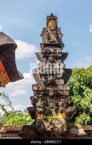 Balinesische Opfergaben (Canang Sari) auf dem Thronaltar für Acintya (oder Sang Hyang Widhi Wasa), balinesischer Hindu-obergott in einem Tempel. Bali, Indonesien. Stockfoto