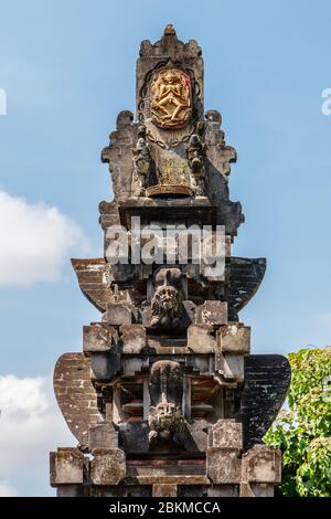 Balinesische Opfergaben (Canang Sari) auf dem Thronaltar für Acintya (oder Sang Hyang Widhi Wasa), balinesischer Hindu-obergott in einem Tempel. Bali, Indonesien. Stockfoto