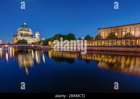 Der Berliner Dom und die Alte Nationalgalerie auf der Museumsinsel in Berlin bei Nacht Stockfoto