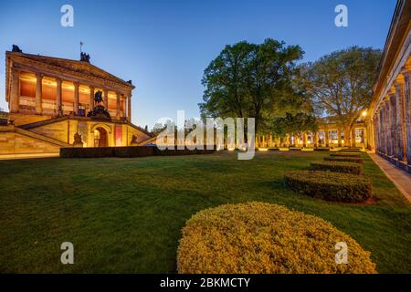 Die Alte Nationalgalerie auf der Museumsinsel in Berlin bei Nacht Stockfoto