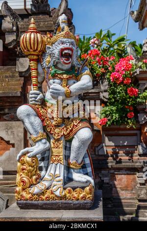 Statue von Hanuman, Hindu-gott und göttlichen Affen (vanara) Begleiter des gottes Rama, Holding gada (Mace). Bali, Indonesien. Vertikales Bild. Stockfoto