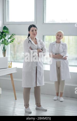Zwei Ärzte in weißen Roben stehen im Zimmer Stockfoto