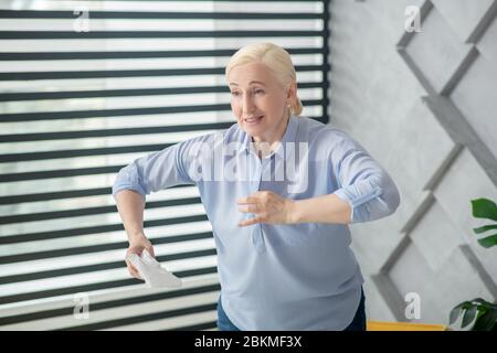 Stehende Erwachsene Frau mit einer Serviette in der Hand. Stockfoto