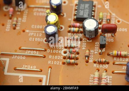 Mikroschaltung mit Funkteilen Nahaufnahme. Moderne Elektronikindustrie. Stockfoto