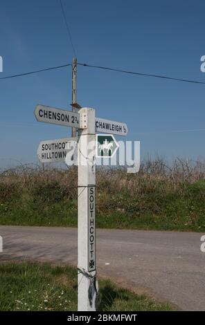 Traditioneller Devonian Wegweiser mit Wegmarkierung für einen Brückenweg an einer Kreuzung ruhiger Landstraßen im ländlichen Devon, England, Großbritannien Stockfoto