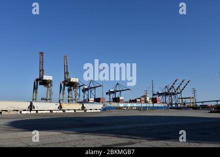 Los Angeles, CA/USA - 2. Mai 2020: Schifffahrt entlang des Hafens von Los Angeles Stockfoto