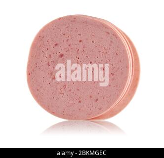 Scheiben Salami auf weißem Hintergrund Stockfoto