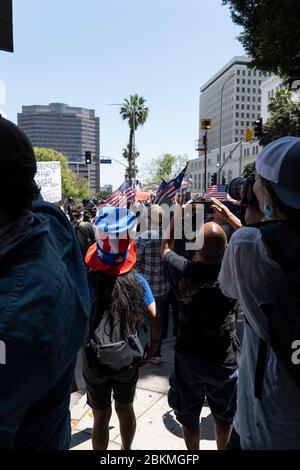 Los Angeles, CA/USA - 1. Mai 2020: Hunderte von Angelenos versammeln sich auf den Straßen, um gegen das Coronavirus-Quarantin zu protestieren Stockfoto