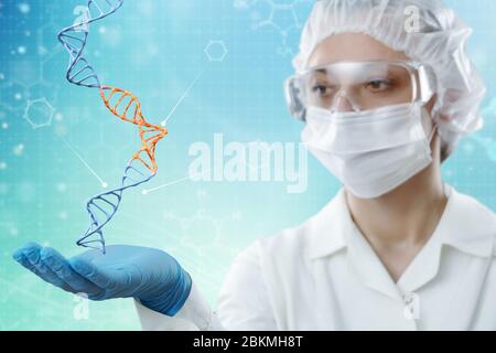 Innovative Technologien in Wissenschaft und Medizin . Wissenschaftlerin mit einem DNA-Modell in der Handfläche. Medizinisches Konzept. Stockfoto