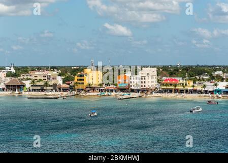 San Miguel de Cozumel, Mexiko - 25. April 2019: Stadtbild der Hauptstadt der Insel Cozumel, Mexiko, Karibik. Blick vom Kreuzfahrtschiff. Stockfoto