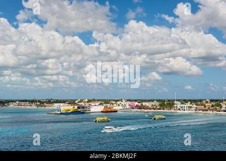 San Miguel de Cozumel, Mexiko - 24. April 2019: Stadtbild der Hauptstadt der Insel Cozumel, Mexiko, Karibik. Panoramablick vom Kreuzweg Stockfoto