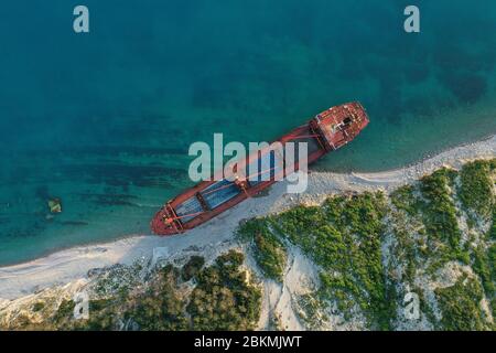 Schiffbruch. Trockenes Frachtschiff an der Küste. Stockfoto