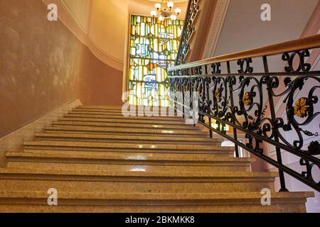 Treppe im alten Haus mit Buntglasfenster oben Stockfoto